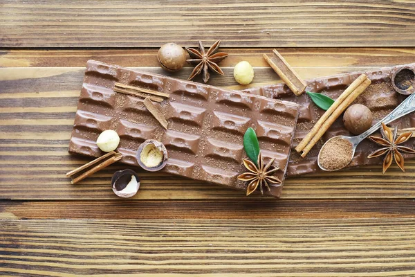 Una barra de chocolate con leche sobre la mesa. Chocolate con nueces y ci — Foto de Stock