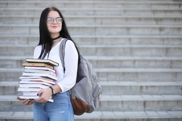 Chica estudiante en la calle con libros —  Fotos de Stock