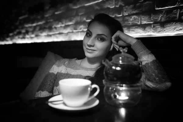 Chica en un café en una cena —  Fotos de Stock