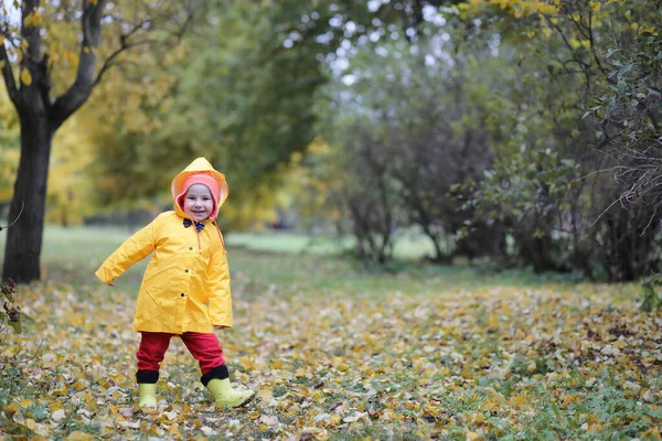 Un niño en un impermeable para un paseo al aire libre — Foto de Stock