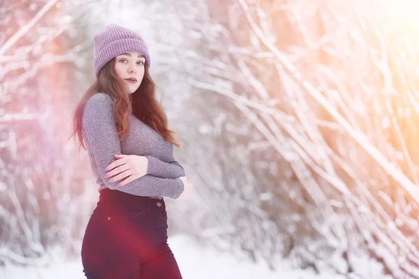 Une jeune fille dans un parc d'hiver en promenade. Vacances de Noël en t — Photo