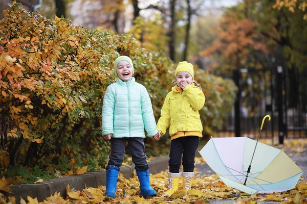 Los niños caminan en el parque de otoño — Foto de Stock