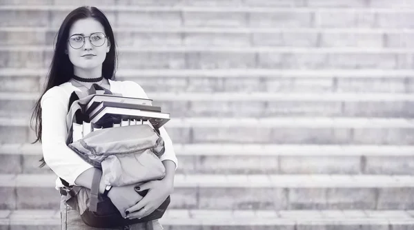 Молодая девушка студентка на улице — стоковое фото