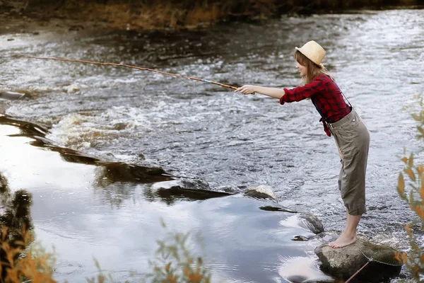 Menina no outono com uma vara de pesca — Fotografia de Stock