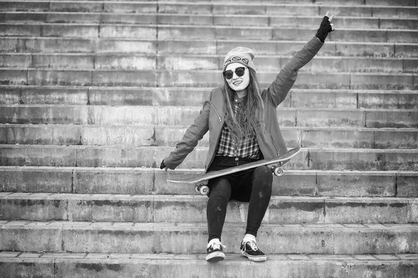 流行に敏感な若い女の子スケート ボードに乗っています。女の子ガール フレンド f — ストック写真