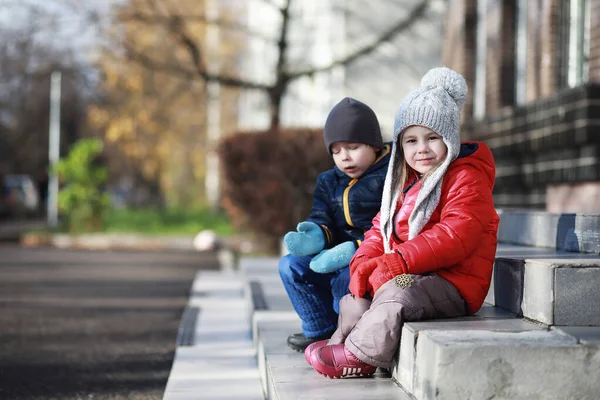 Dzieci chodzą na jesieni Park — Zdjęcie stockowe