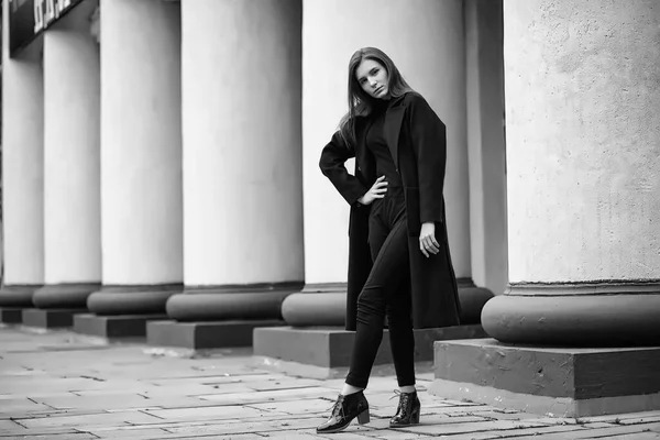 Fille dans un manteau noir et blanc photo — Photo