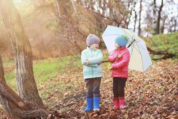 Los niños caminan en el parque de otoño — Foto de Stock