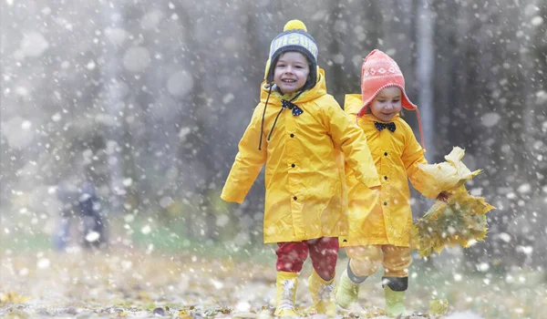 Los niños pequeños en un paseo por el parque de otoño. La primera helada y la primera — Foto de Stock