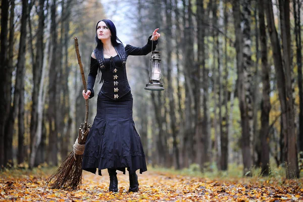 森の中の魔女スーツ女性 — ストック写真