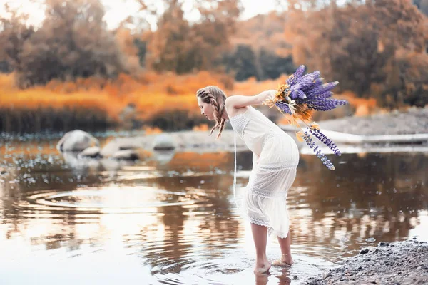 Fille avec un bouquet de fleurs en automne — Photo