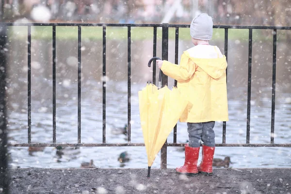 Gyerekek séta a parkban első hó — Stock Fotó