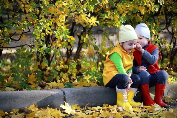 Çocuk sonbahar Park walk — Stok fotoğraf