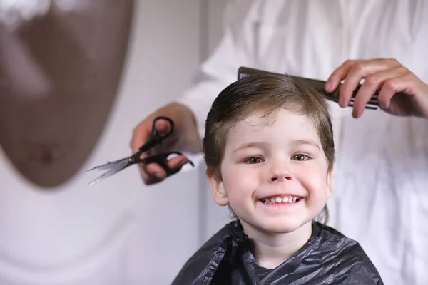 美容師と少年その少年は髪をしている。カットヘアチャイルドi — ストック写真