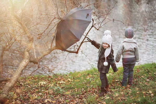 Passeggiata dei bambini nel parco autunnale — Foto Stock