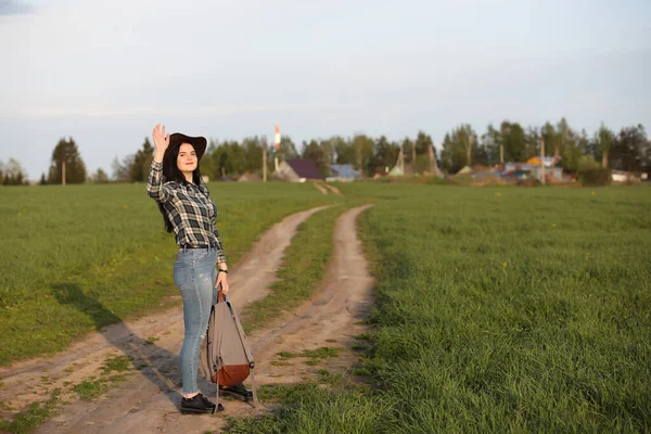 Una chica viaja el verano en el campo — Foto de Stock