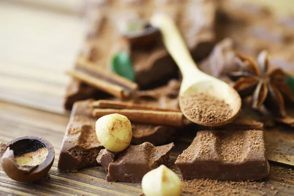 Una barra de chocolate con leche sobre la mesa. Chocolate con nueces y ci — Foto de Stock