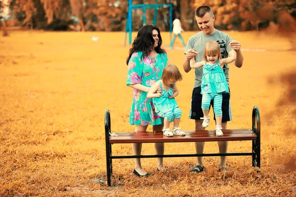 Gezin Met Twee Dochters Tweeling Voor Een Wandeling Het Park — Stockfoto