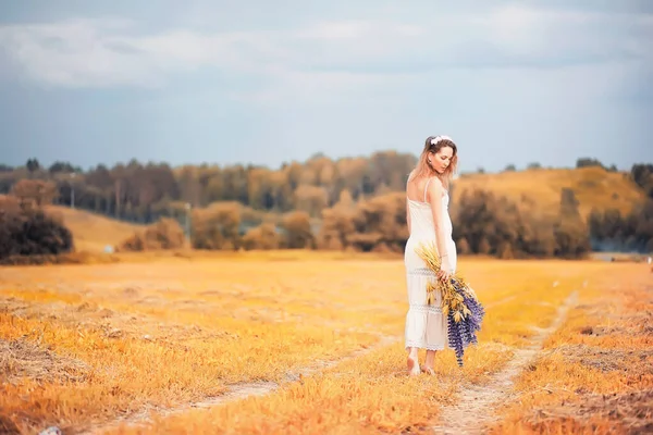 Girl with a bouquet of flowers in autumn — Stock Photo, Image