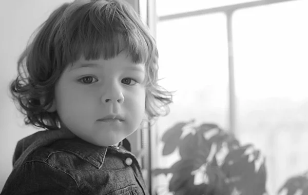 Malé Dítě Poslouchající Hudbu Sluchátkách Černobílá Fotografie — Stock fotografie
