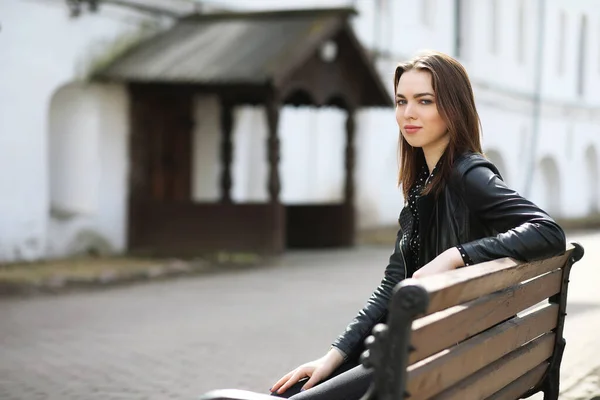 Mädchen auf einem Spaziergang durch die Frühlingsstadt — Stockfoto