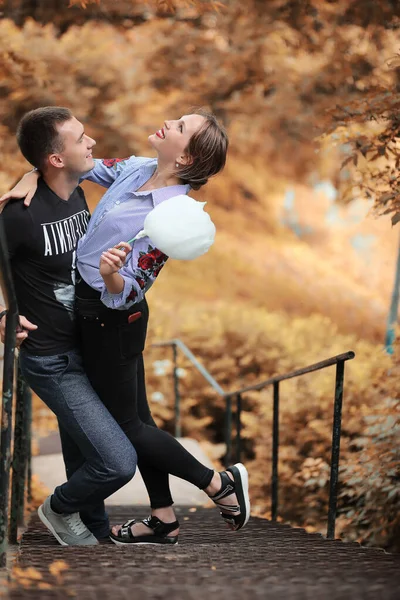 散歩の美しい若いカップル — ストック写真