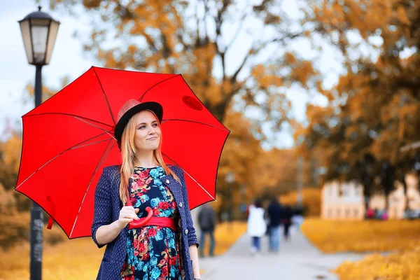 Girl in the street with an umbrella — Stock Photo, Image