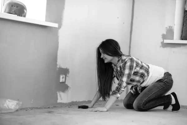 El constructor hace reparaciones en el apartamento. Trabajos de acabado en p — Foto de Stock