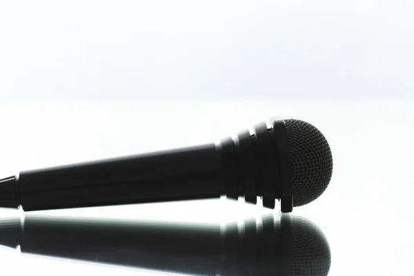 The microphone is on the table. Journalism concept. — Stock Photo, Image