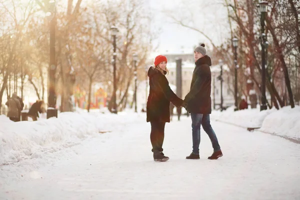 Jovem casal caminhando pelo inverno — Fotografia de Stock