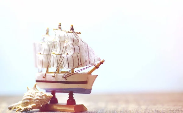 Старый деревянный корабль с парусами и мачтами игрушки на подставке. Винтажные и — стоковое фото