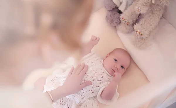 Anya egy újszülöttel a karjában. A lány egy babát tart a kezében. — Stock Fotó