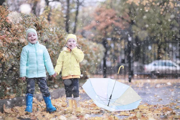 Gyerekek séta a parkban első hó — Stock Fotó