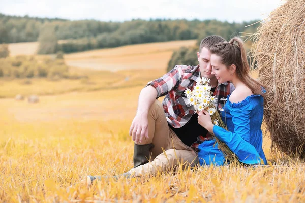 Pareja en un paseo por los campos de campo — Foto de Stock