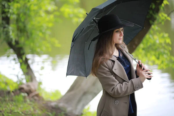 Молода дівчина в пальто в весняному парку — стокове фото
