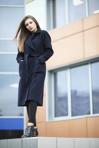 Belle fille dans un manteau dans les affaires du centre-ville — Photo