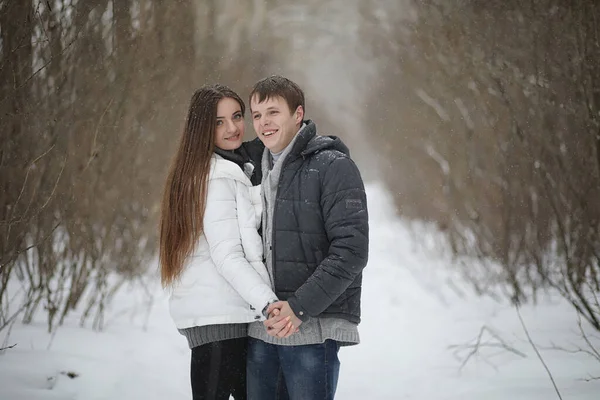 Coppia di innamorati in un appuntamento pomeriggio d'inverno in una bufera di neve — Foto Stock