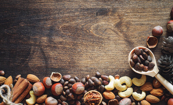 Разные орехи на деревянном столе. Кедр, кешью, фундук, вальну
