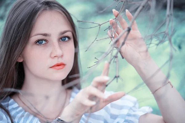 Une fille dans un parc vert printanier — Photo