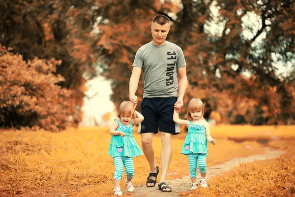 Dad Con Dos Hijas Gemelas Para Pasear Por Parque — Foto de Stock