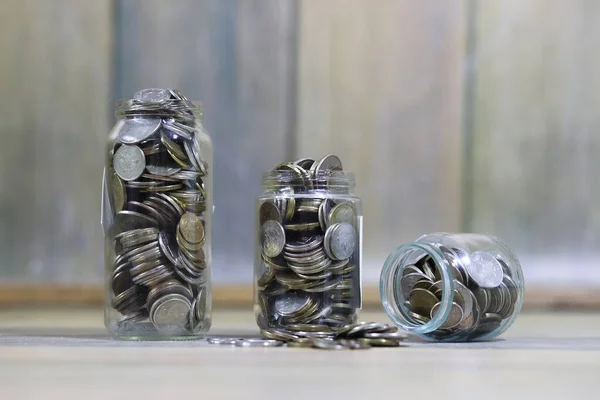 Monete accumulate impilate in barattoli di vetro — Foto Stock