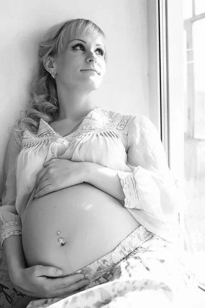 Schwangere Mädchen schwarz und weiß — Stockfoto