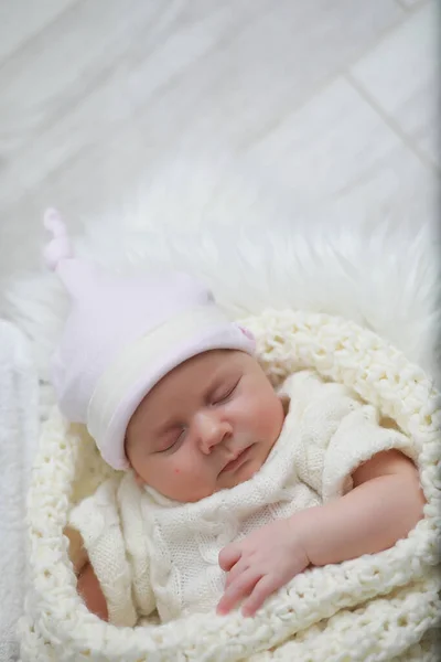 Copilul nou-născut doarme înfășurat într-o pătură — Fotografie, imagine de stoc
