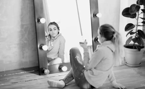 A young girl rests in a cozy room — Stock Photo, Image