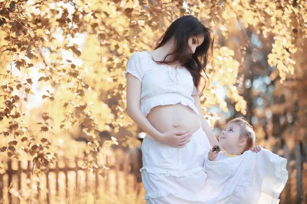 Kobieta Ciąży Naturze Spacer Jesienią — Zdjęcie stockowe