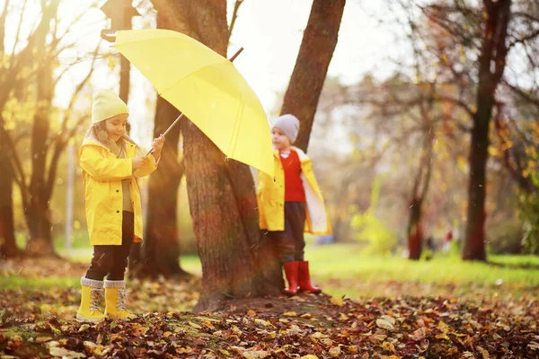 Los niños caminan en el parque de otoño — Foto de Stock