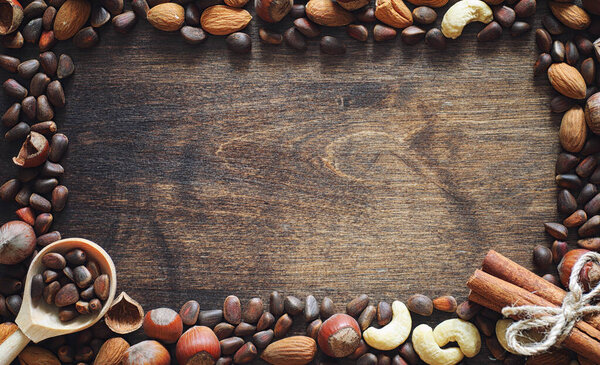 Разные орехи на деревянном столе. Кедр, кешью, фундук, вальну
