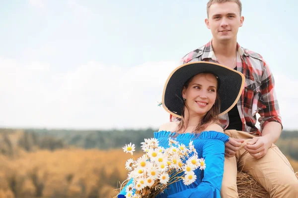 Couple on a walk in the country fields — Stock Photo, Image