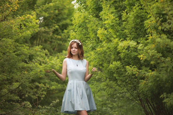 Fille en robe bleue dans le parc vert — Photo