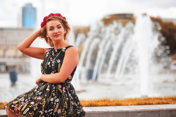 Menina bonita no parque de outono — Fotografia de Stock